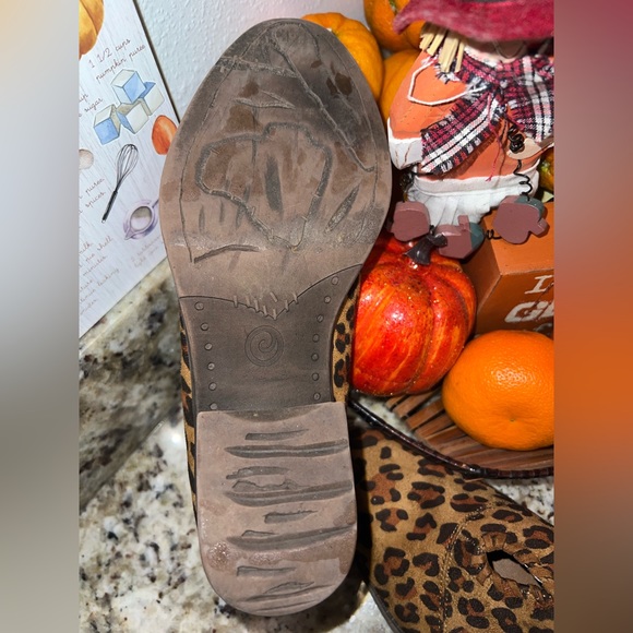 Like new SIZE 7 VOLATILE leopard print booties with slit down front. - Picture 6 of 7